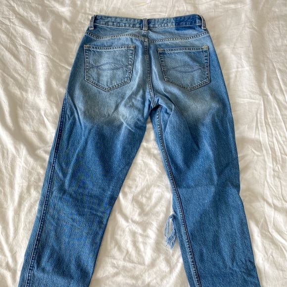 2/$50💙 CLOSET CLEAN OUT: Abercrombie & Fitch straight leg ripped jeans - Picture 3 of 7